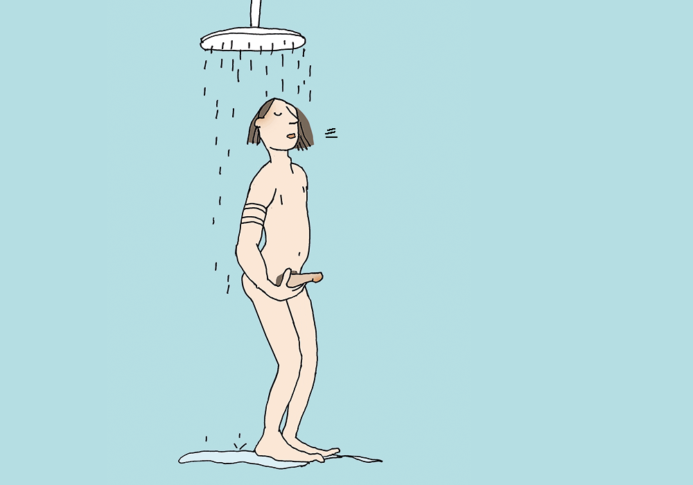 Nackter Mann vor hellblauem Hintergrund steht unter der Dusche. Er hat die Hand um seinen Penis und schaukelt das Becken vor und zurück. Dabei atmet er ein und aus.